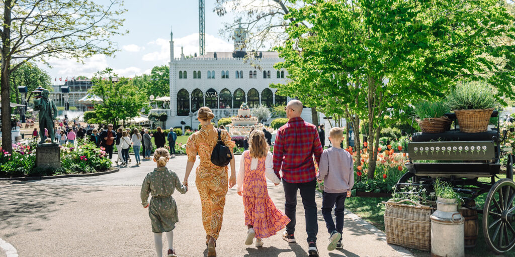 Besøgende nyder sommerstemningen i Tivoli i København
