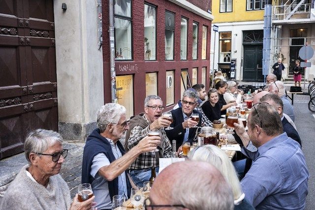 Er du ølelsker, så er det her festivalen for dig. Øl i lange baner i alle gader fra alle haner. Foto: Copenhagen Beer Week, Rasmus Flindt-Pedersen